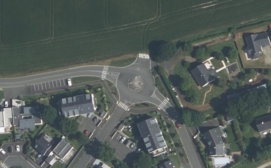 Vue aérienne du Rond-point anonyme n°693927218