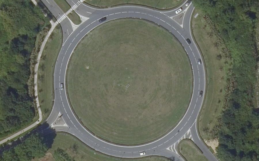 Vue aérienne du Rond-point anonyme n°693952764