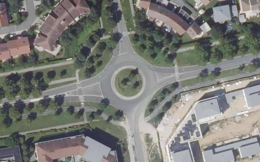 Vue aérienne du Rond-point anonyme n°693956497