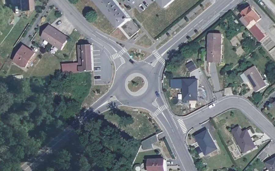 Vue aérienne du Rond-point anonyme n°694145128