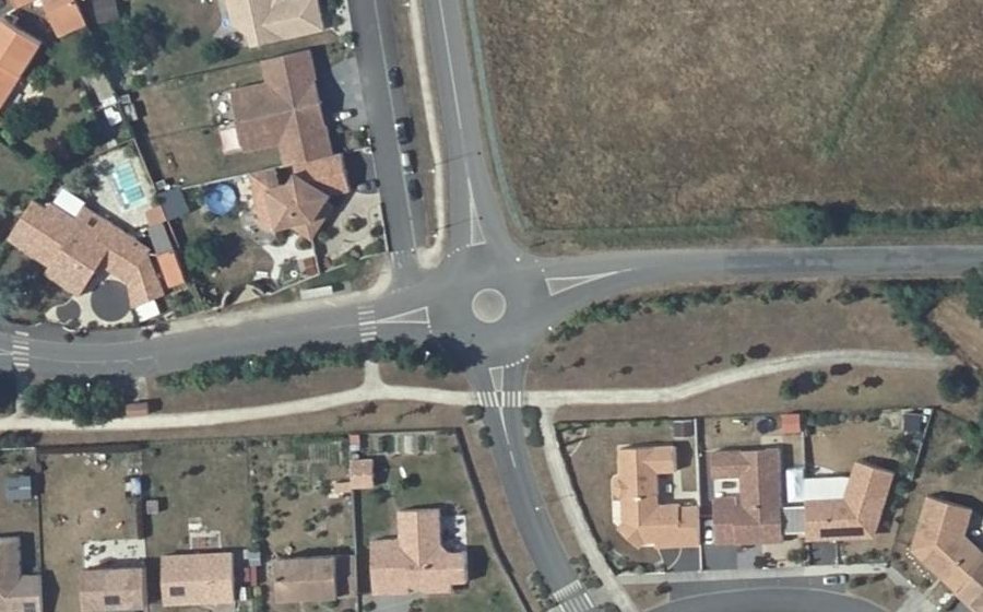 Vue aérienne du Rond-point anonyme n°694212685