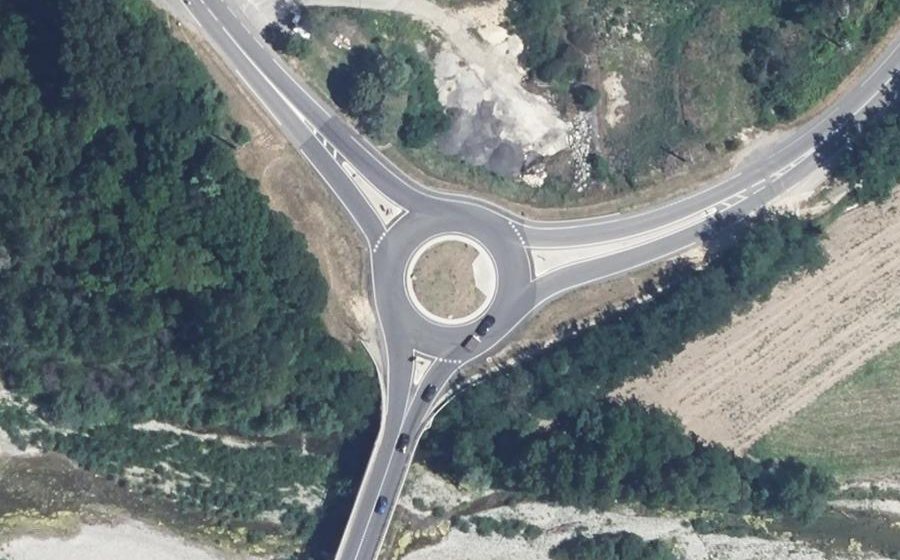 Vue aérienne du Rond-point anonyme n°694245005