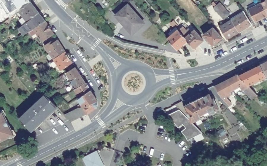 Vue aérienne du Rond-point anonyme n°694294299
