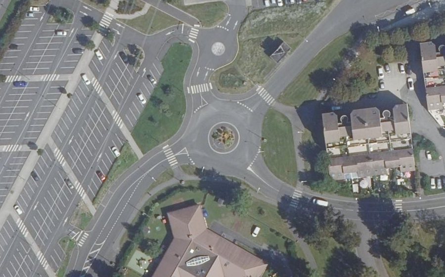 Vue aérienne du Rond-point anonyme n°694313751