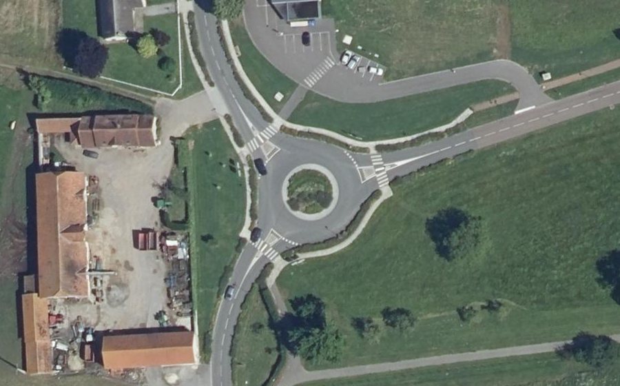 Vue aérienne du Rond-point anonyme n°694377500