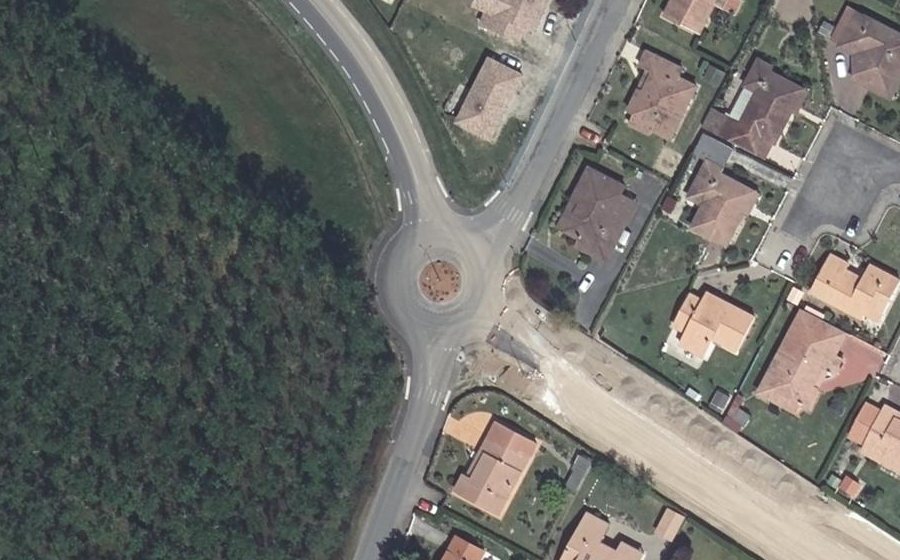 Vue aérienne du Rond-point anonyme n°694443682