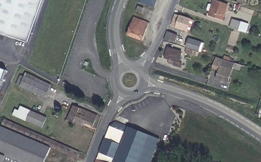 Vue aérienne du Rond-point anonyme n°694443687