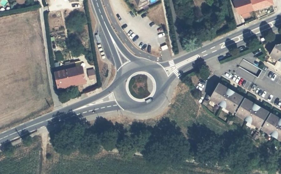Vue aérienne du Rond-point anonyme n°694458139