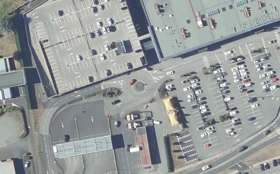 Vue aérienne du Rond-point anonyme n°694574209