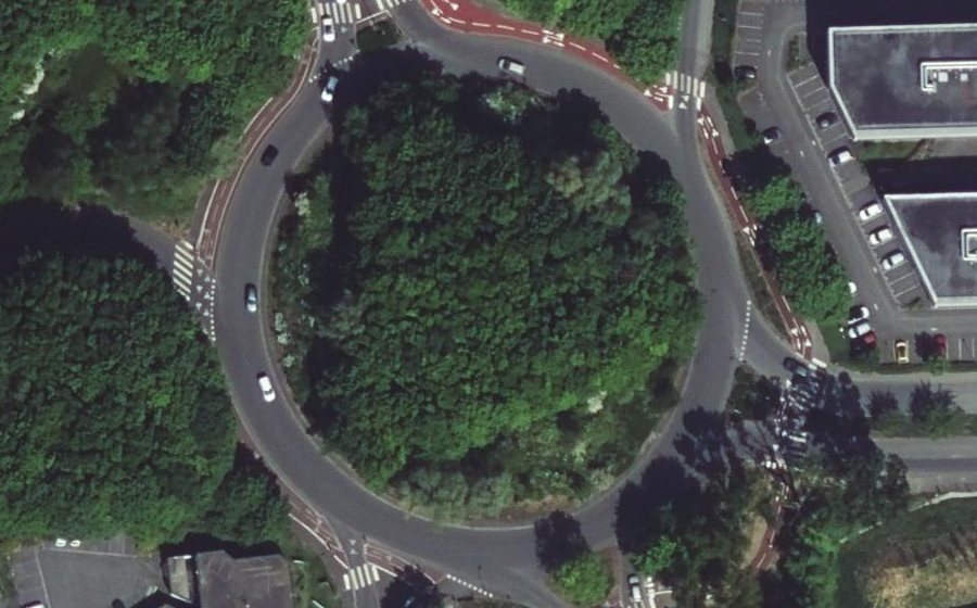 Vue aérienne du Rond-point anonyme n°694694165