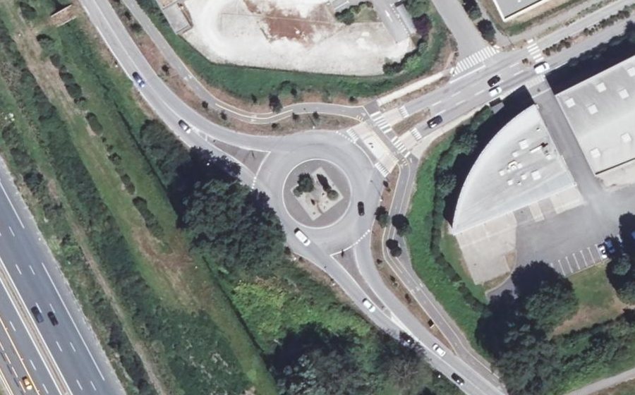 Vue aérienne du Rond-point anonyme n°694808667