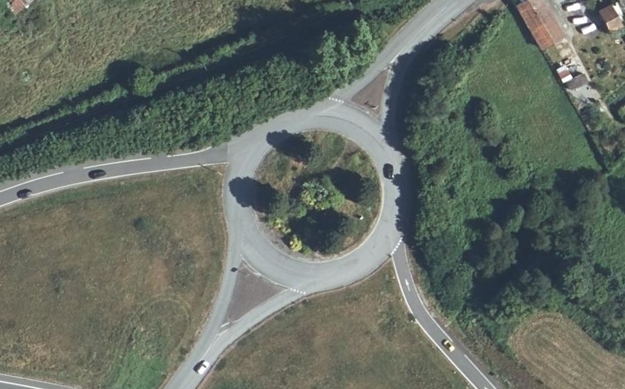Vue aérienne du Rond-point anonyme n°69489347