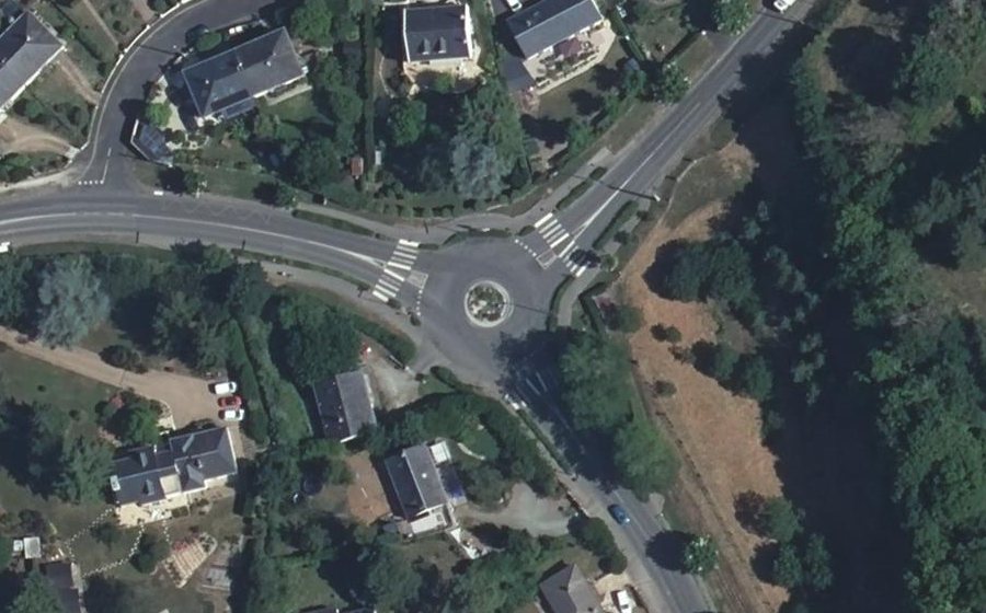 Vue aérienne du Rond-point anonyme n°694974158