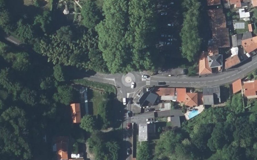 Vue aérienne du Rond-point anonyme n°695653164