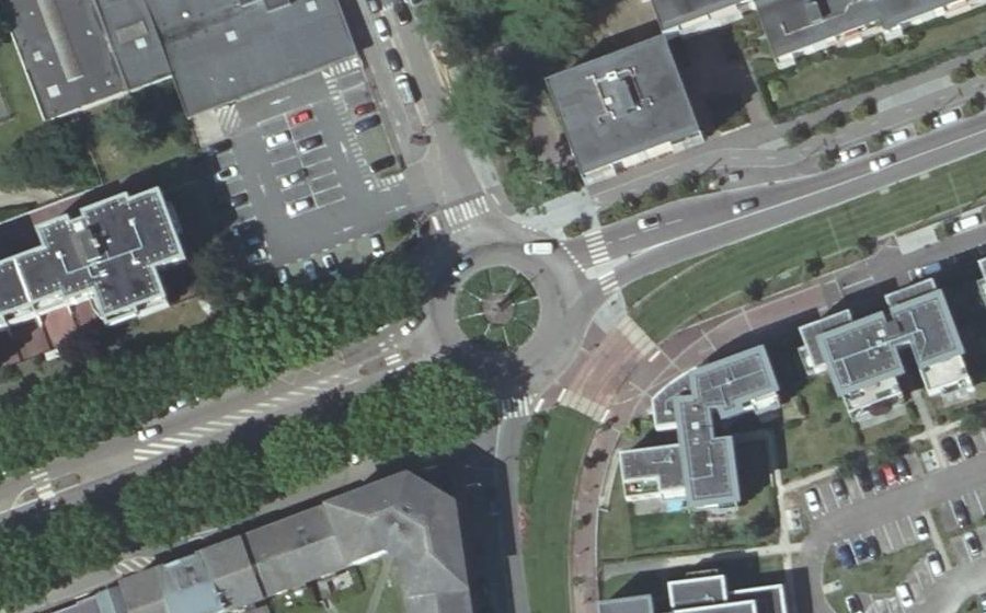 Vue aérienne du Rond-point anonyme n°69583788
