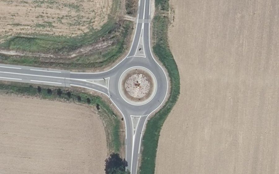 Vue aérienne du Rond-point anonyme n°695923504