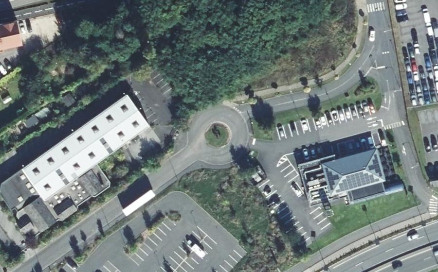 Vue aérienne du Rond-point anonyme n°695981153
