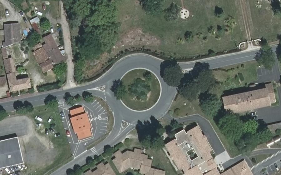 Vue aérienne du Rond-point anonyme n°696022095