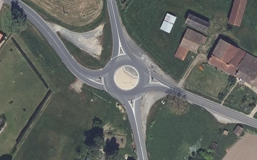 Vue aérienne du Rond-point anonyme n°696083266