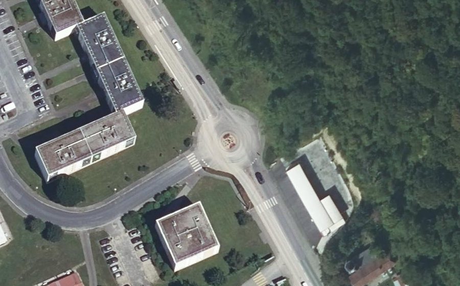 Vue aérienne du Rond-point anonyme n°696099107