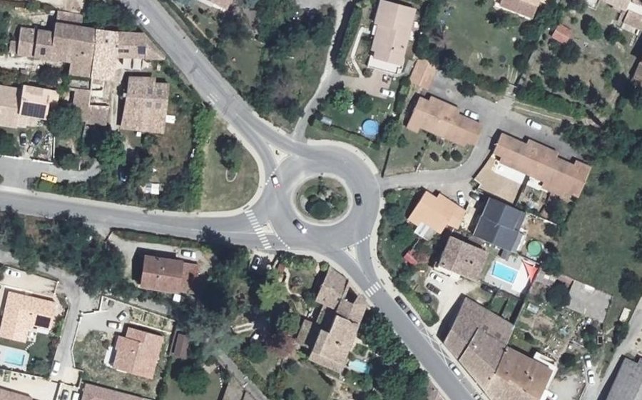 Vue aérienne du Rond-point anonyme n°696197723