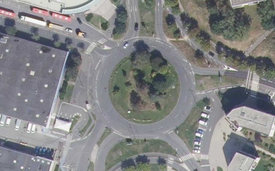 Vue aérienne du Rond-point anonyme n°696257671