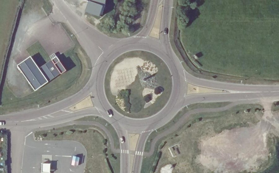 Vue aérienne du Rond-point anonyme n°69642891