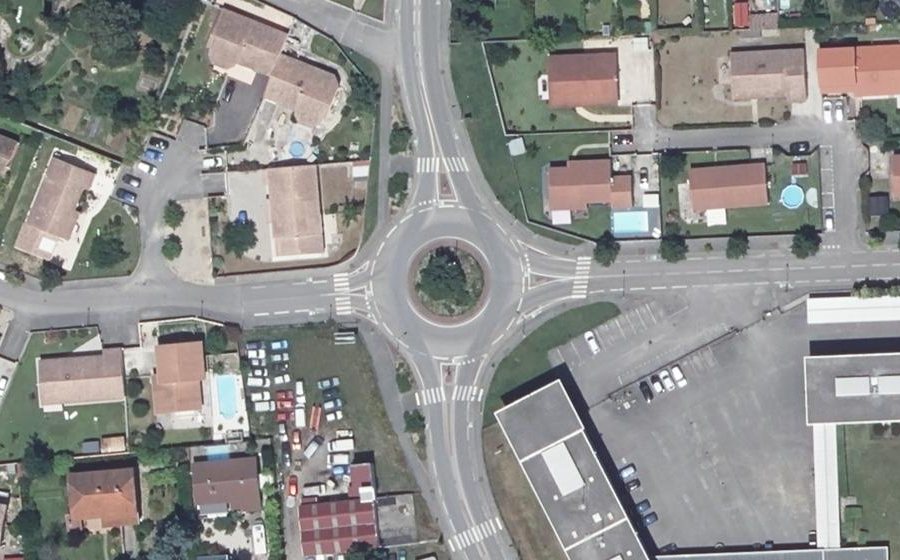 Vue aérienne du Rond-point anonyme n°696459978