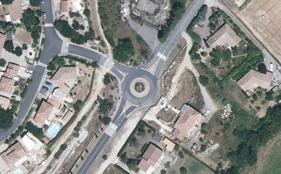 Vue aérienne du Rond-point anonyme n°69657567