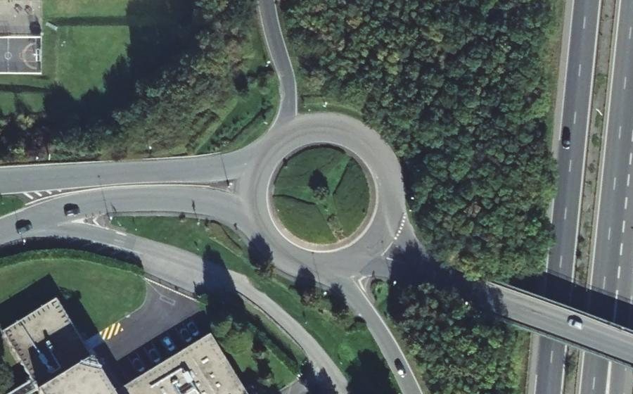 Vue aérienne du Rond-point anonyme n°69661452