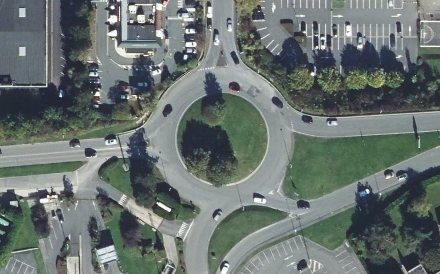 Vue aérienne du Rond-point anonyme n°69661535