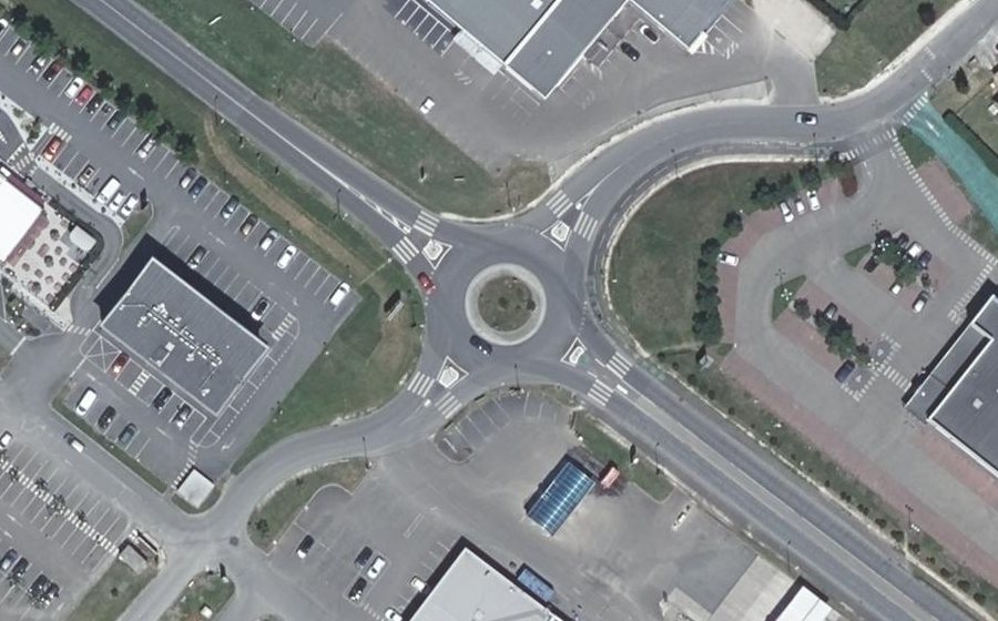 Vue aérienne du Rond-point anonyme n°69683890