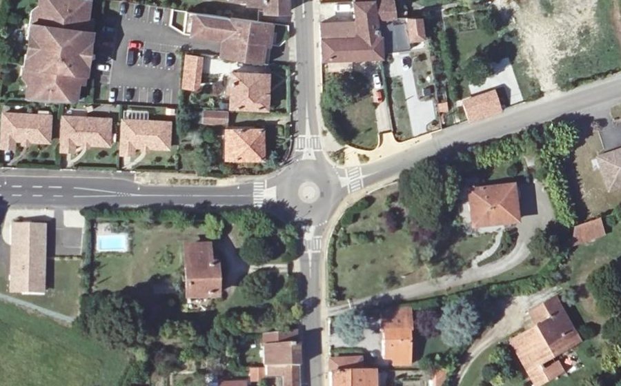 Vue aérienne du Rond-point anonyme n°69685057
