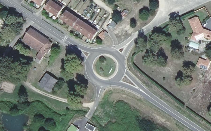 Vue aérienne du Rond-point anonyme n°69686675