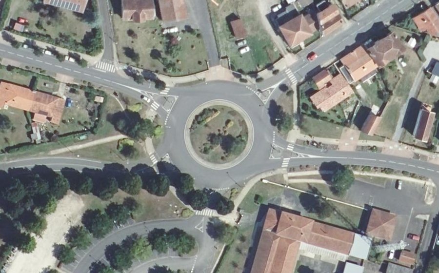 Vue aérienne du Rond-point anonyme n°69688259