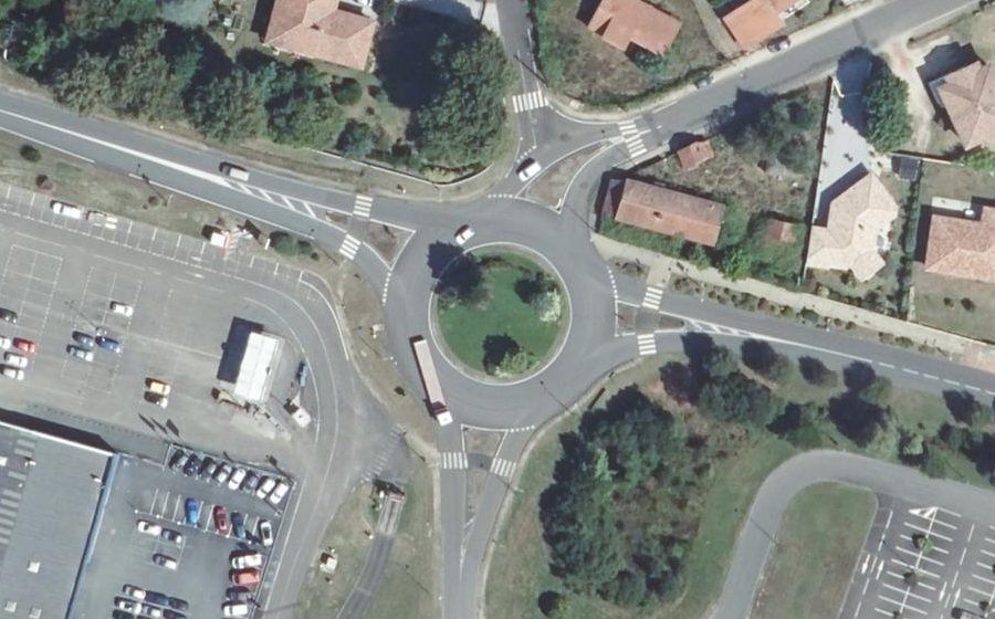 Vue aérienne du Rond-point anonyme n°69688273