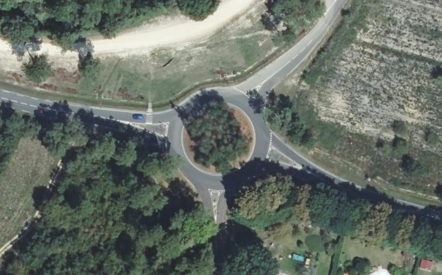 Vue aérienne du Rond-point anonyme n°69688286