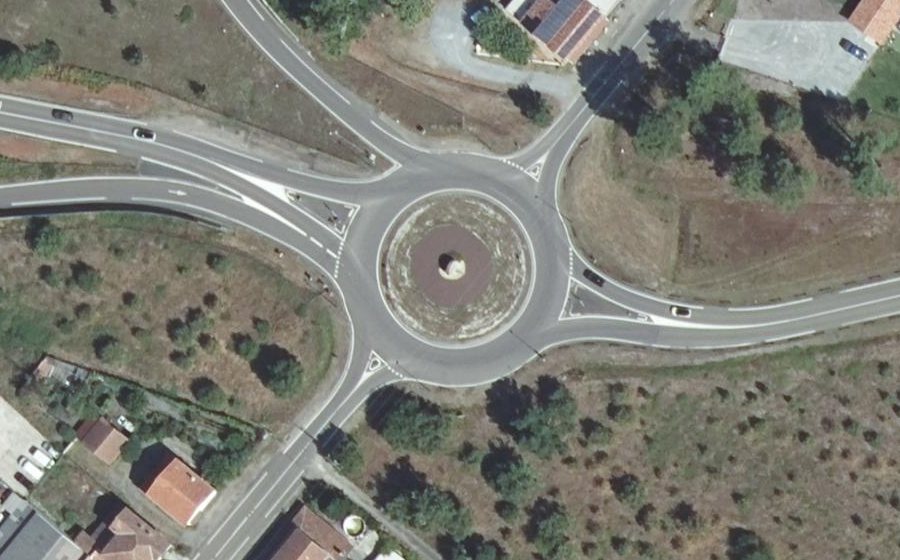 Vue aérienne du Rond-point anonyme n°69688290