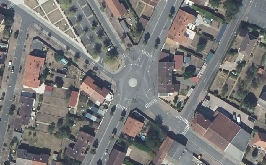 Vue aérienne du Rond-point anonyme n°69692680