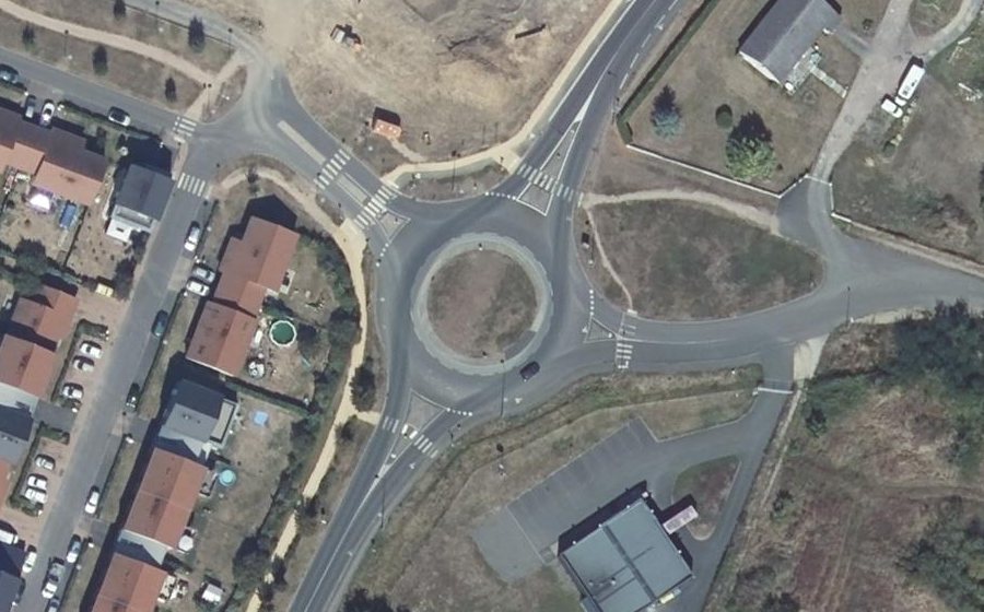 Vue aérienne du Rond-point anonyme n°69692686