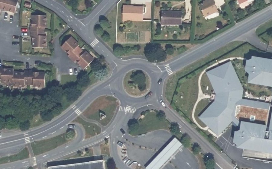 Vue aérienne du Rond-point anonyme n°69693101