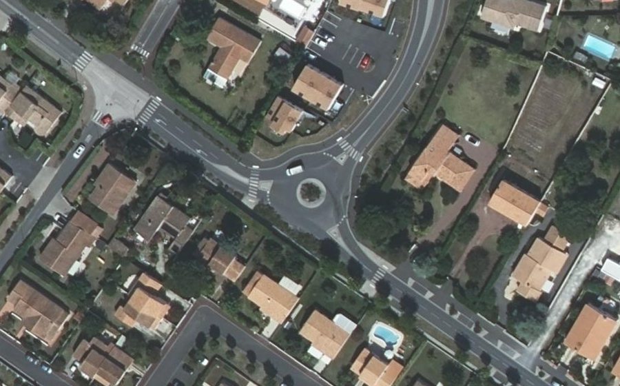 Vue aérienne du Rond-point anonyme n°696943455
