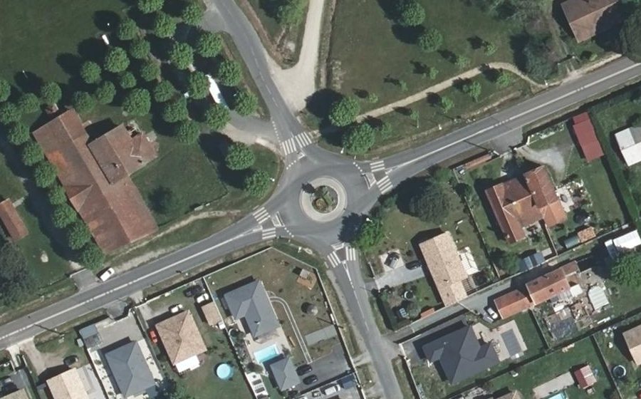 Vue aérienne du Rond-point anonyme n°696956319