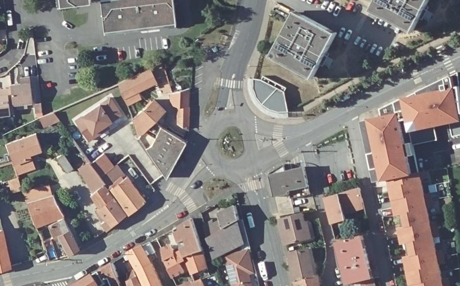 Vue aérienne du Rond-point anonyme n°69707205