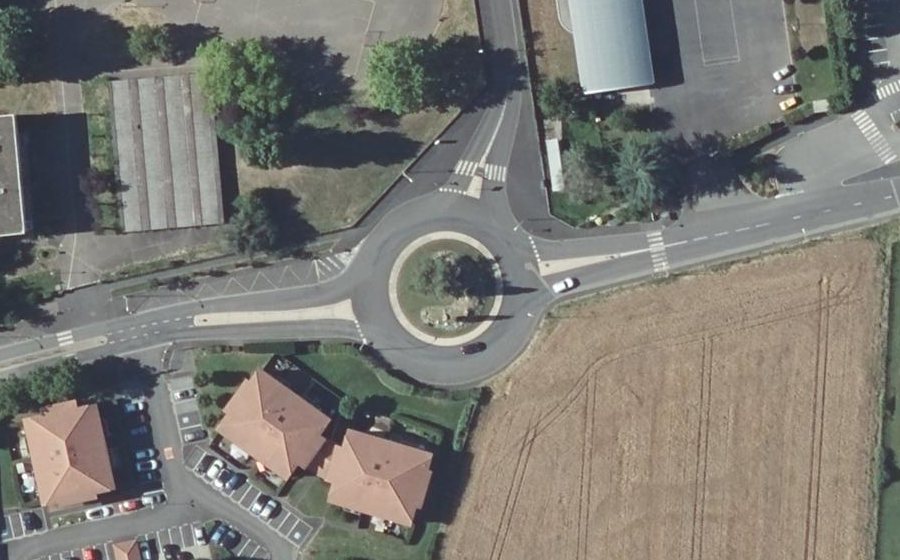 Vue aérienne du Rond-point anonyme n°69707255