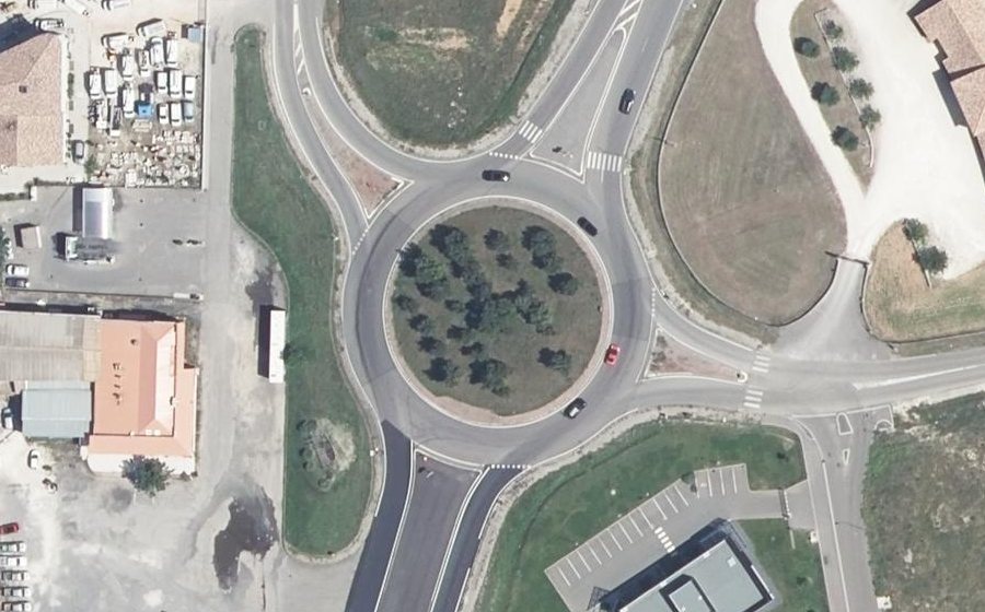 Vue aérienne du Rond-point anonyme n°697082893