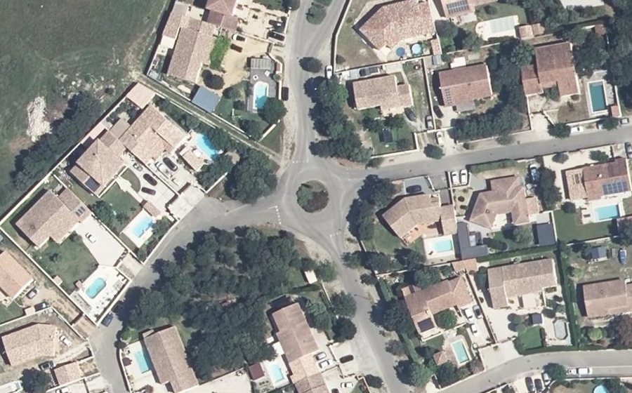 Vue aérienne du Rond-point anonyme n°697082903