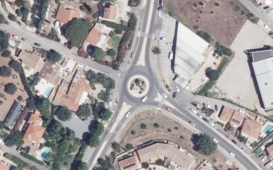 Vue aérienne du Rond-point anonyme n°697105618