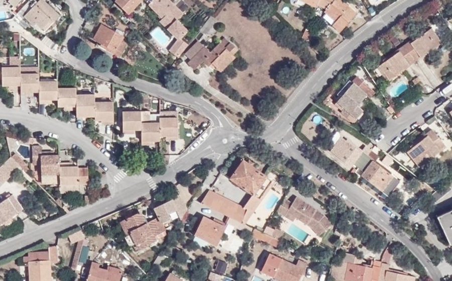 Vue aérienne du Rond-point anonyme n°697105635