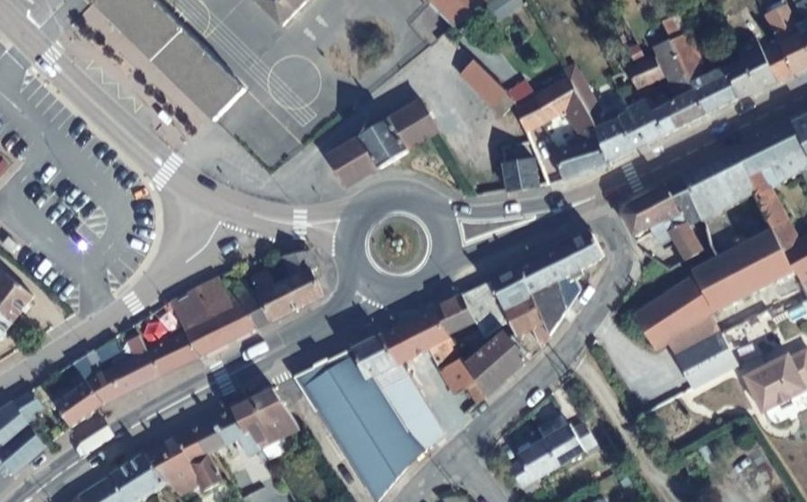 Vue aérienne du Rond-point anonyme n°69710678